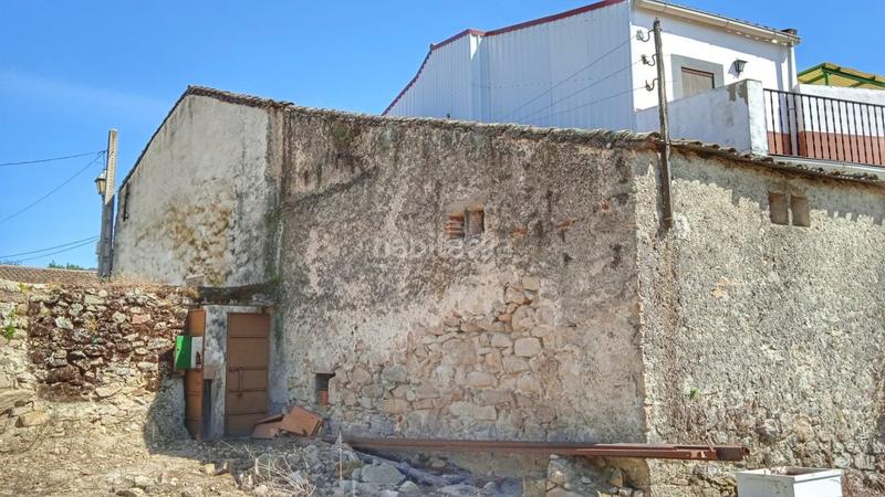 Foto ebb4fce3-a210-4a1e-8a17-f87bf4541475. Terreno residencial terreno urbano con casa en montanchez en Montánchez