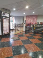 Lloguer Local Comercial a Centro. Se alquila gran local en moctezuma con muchas posibilidades
