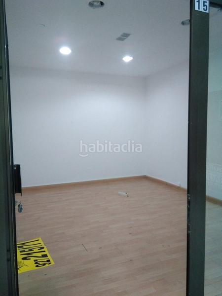 Foto b692d9f0-8ef7-4cf2-8e2c-ec480121264b. Alquiler local comercial se alquila local comercial en galería antonio hurtado en Cáceres