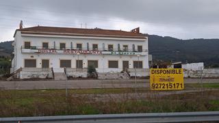 Building in Aliseda. Ocasión hostal en venta en el ciervo en n521aliseda