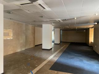 Affitto Locale commerciale in Ruta de la Plata. Local super céntrico al lado de cánovas