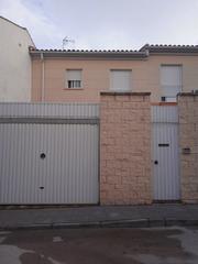 Maison jumelée à Casar de Cáceres. Unifamiliar reformado con patio en el casar de cáceres