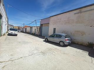 Bâtiment à usage industriel à Nuevo Cáceres. Se vende nave industrial dividida actualmente en varios negocios