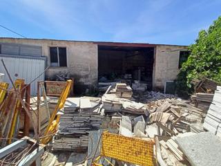 Bâtiment à usage industriel à Nuevo Cáceres. Terreno en charca musía con construcción de 150 metros!!!