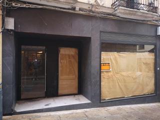 Miete Geschäftsraum in Casco Antiguo. Se alquila local céntrico habilitado para hostelería en la calle