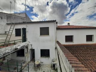 Maison jumelée à Casar de Cáceres. Unifamiliar con patio y garaje en casar de cáceres