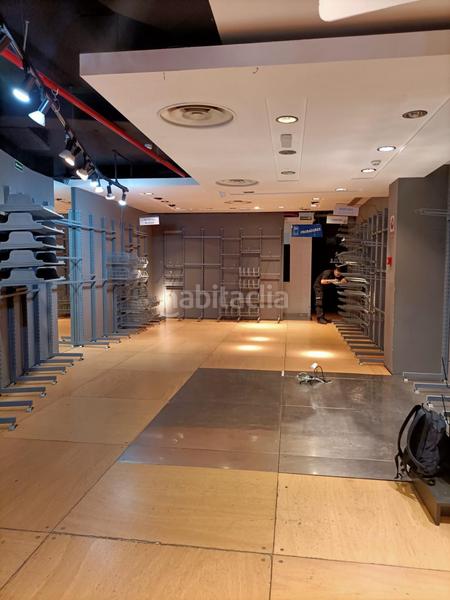 Foto 833bd9c1-defe-4bcc-a0b1-c384ff45ed0e. Alquiler local comercial gran local comercial en calle pintores en Cáceres