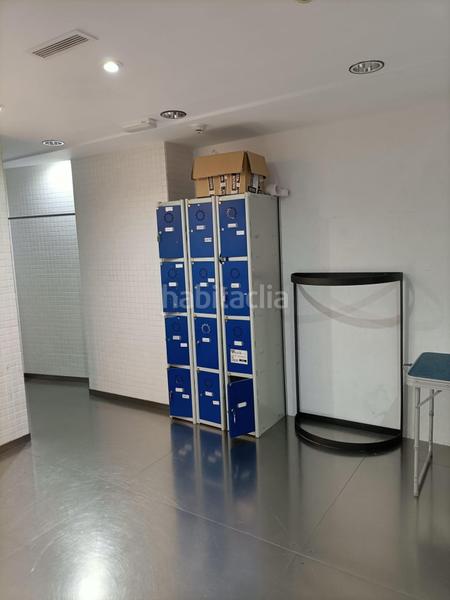 Foto f9f7c283-609f-49b2-9d08-117d28779f7f. Alquiler local comercial gran local comercial en calle pintores en Cáceres