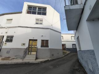 Casa a Sierra de Fuentes. Oportunidad! casa de 3 plantas céntrica en sierra de fuentes