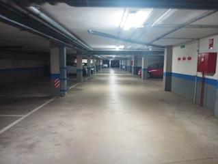 Aparcament cotxe a Centro. Garaje amplio para  coche y moto