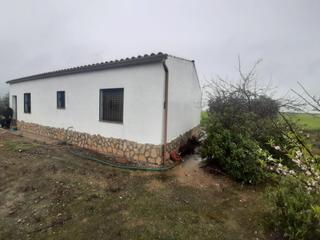 Casa a Torreorgaz. Buena casa de campo en con 5 hectáreas de terreno en torreorgaz
