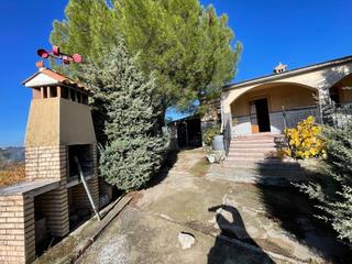 Haus in Arroyo de la Luz. Casa de campo con escrituras en corral de las viñas  a 3 km de a