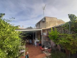 Maison à Torre de Santa María. Casa reformada con jardín en torre de santa maría