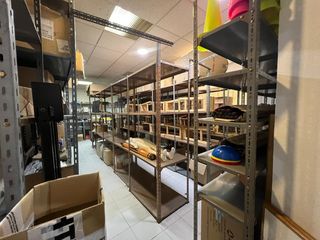 Lloguer Local Comercial a Centro. Amplio local junto la cruz