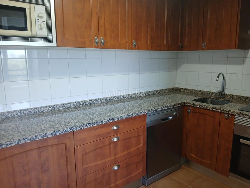 Foto 10a75325-6fe5-4f13-892f-e4bb7b38a3cb. Casa adossada amb calefacció aparcament a Campus Universitario Cáceres