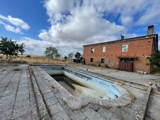 Casa a Sierra de Fuentes. Casa de campo con nave de 300m en el collado sierra de fuentes