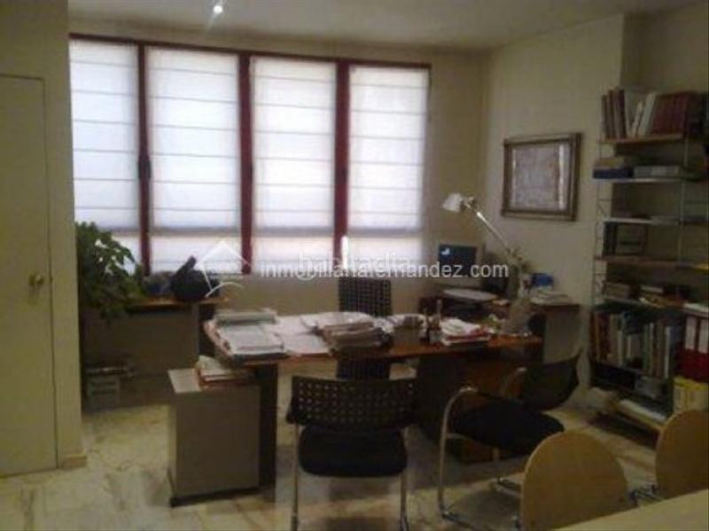 Foto 14d480d1-162f-4d81-b40e-ddcd198d5d97. Miete büro in Centro Cáceres