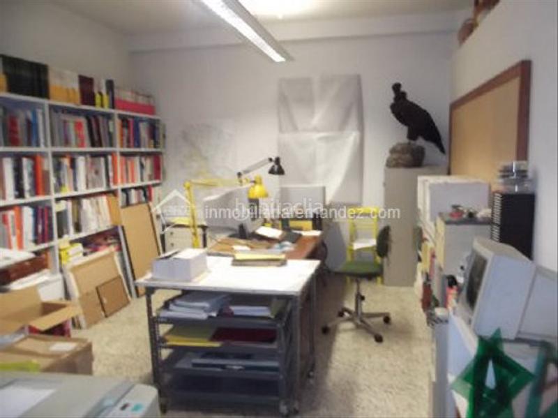 Foto 38aa8bc3-67ea-4029-b3aa-d9d1d30a500e. Miete büro in Centro Cáceres