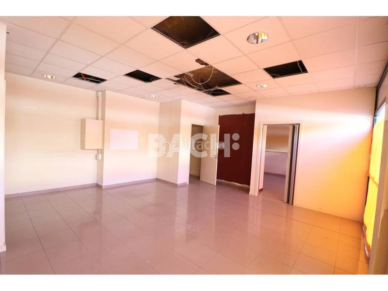 Foto e15705fc-c56c-4a00-80b0-08ca7616f351. Lloguer local comercial a Centre Vic