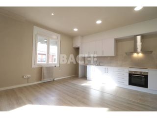Rent Flat in Estadi-Santa Anna. Vivienda espaciosa y privada en la primera planta!