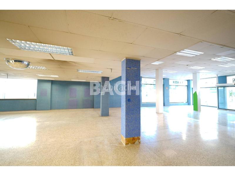 Foto a11a50a0-56b4-49c1-a469-ad7ccc5aa729. Alquiler local comercial en doctor junyent 9 gran superfície en Vic