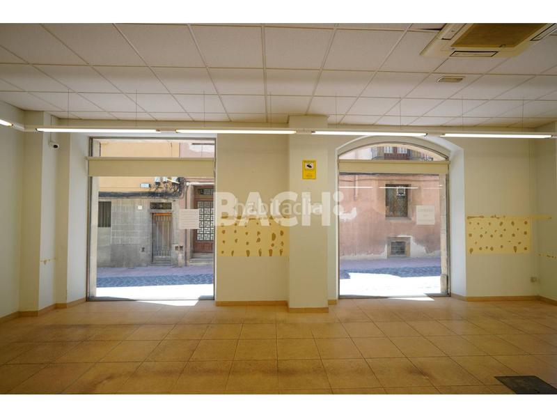 Foto 95e9e2ff-9cd4-4eaa-ae54-e8a3df87beea. Alquiler local comercial gran oportunidad, amplio espacio bien ubicado en Vic