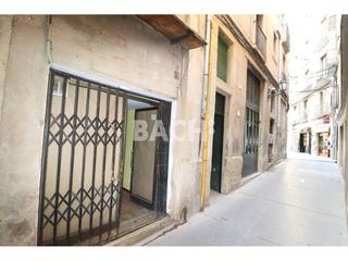 Lloguer Local Comercial  Carnisseries. Local de 30 m en alquiler en el centro de vic