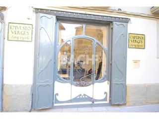 Local Comercial  Capsavila. Local modernista con patio de 123 m en el casco antiguo de torel