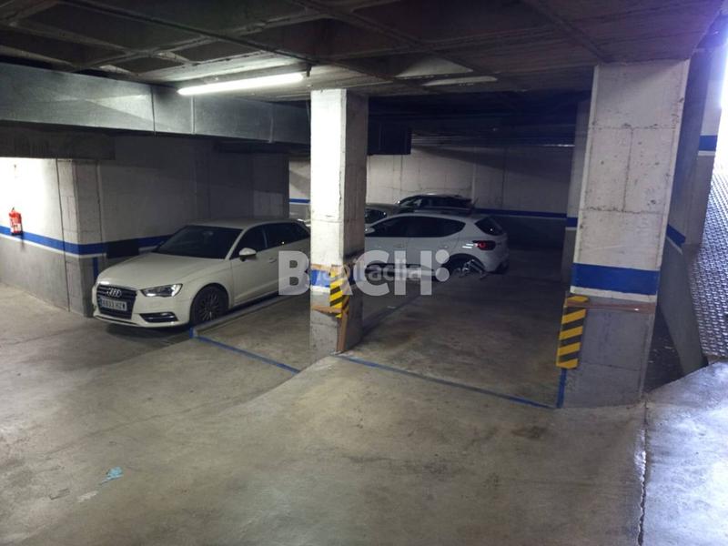 Foto 02160880-ebe6-4fd1-ab62-d2d7a28d685f. Aparcament cotxe a Nord Vic