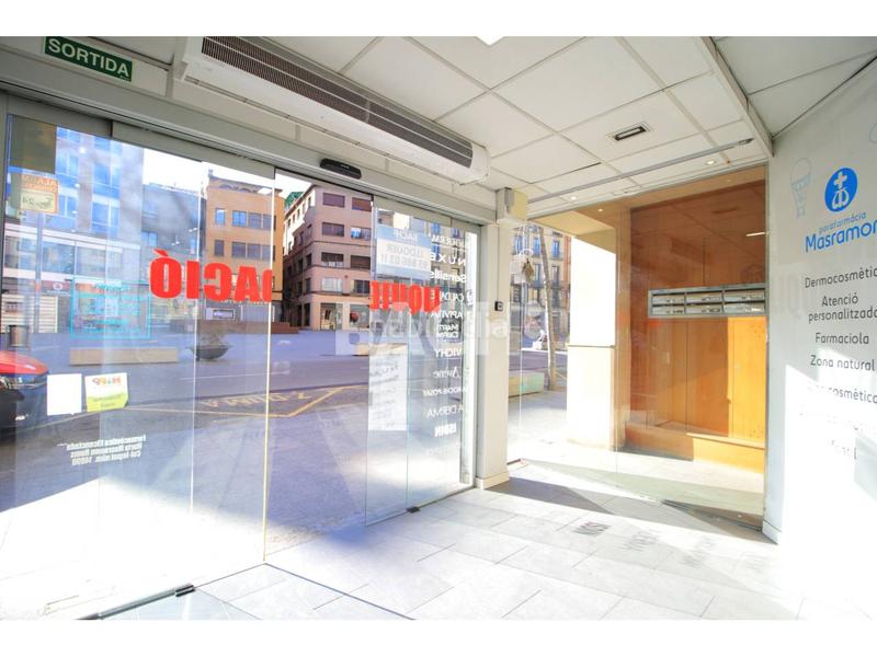 Foto 3fd22f6f-f48f-44b4-9314-d9741893e92d. Lloguer local comercial a passeig 31 a Centre Vic