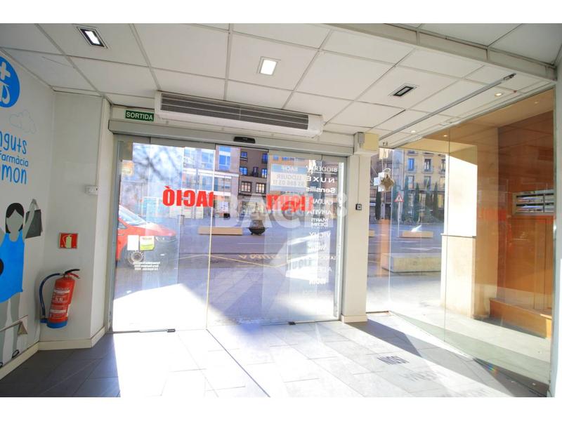 Foto f96648bf-e7ea-4710-abf3-d73a8de09195. Lloguer local comercial a passeig 31 a Centre Vic