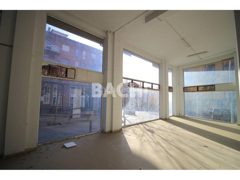 Foto 174e36f2-c40c-481e-92d6-e47a23a7c54e. Location local commercial dans plaza lluis companys 1 dans Vic