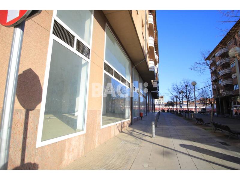 Foto 45ed1bdc-ef03-403e-a7e0-5ce6add6a6e1. Location local commercial dans plaza lluis companys 1 dans Vic
