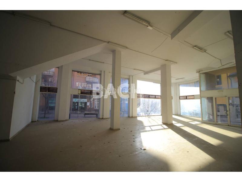 Foto cf269325-a3a2-480a-a2f6-2ac4df07b035. Location local commercial dans plaza lluis companys 1 dans Vic