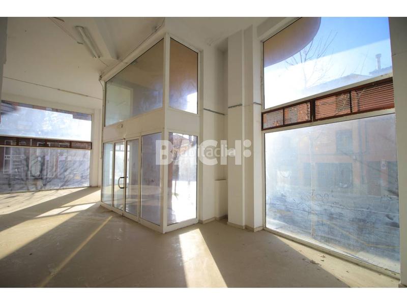 Foto 22c7bd47-5941-47ea-a97c-b8992a75bbe2. Rent business premise in plaza lluis companys 1 in Vic