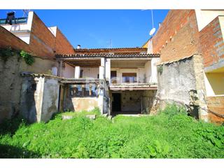 House in Tona. Casa con alma para transformar en el centro de tona