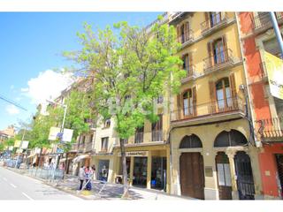 Casa  Passeig. Una joya por transformar en el corazón de vic