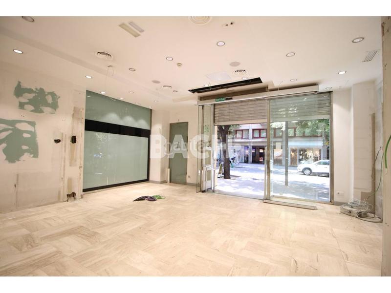 Foto 446bab01-0670-4feb-baf7-8e3a32c0ee7e. Alquiler local comercial en jacint verdaguer 18 diáfano, con gran visibilidad en Vic