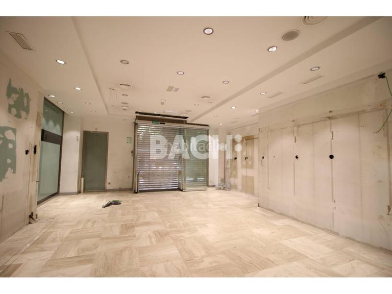 Foto efab478a-c43e-45b5-bee1-b601e3d21206. Alquiler local comercial en jacint verdaguer 18 diáfano, con gran visibilidad en Vic