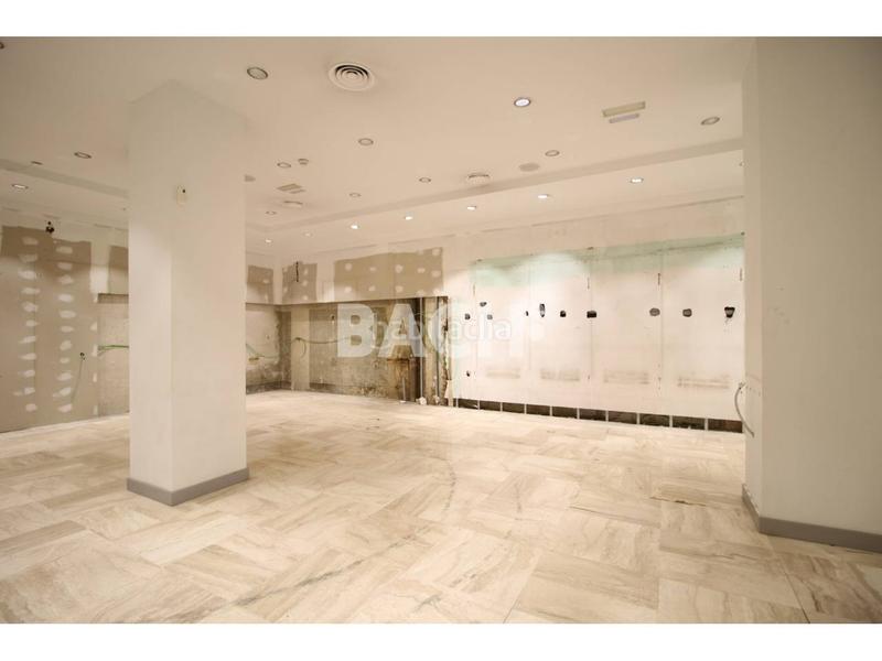 Foto 348a42e7-6488-4989-bd99-4b5c6023236e. Lloguer local comercial a jacint verdaguer 18 a Centre Vic