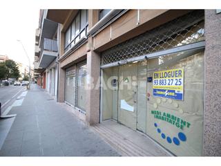 Location Local commercial  Josep tarradellas. Local comercial de 240 m con gran fachada y escaparate de crista