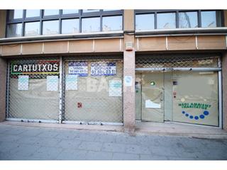 Location Local commercial  Josep tarradellas. Local comercial de 240 m con gran fachada y escaparate de crista
