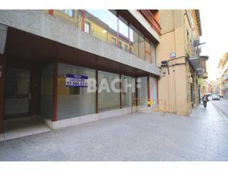 Lloguer Local Comercial a Manlleu 50. Amplio escaparate y zona de almacén espacio, funcionalidad y vis