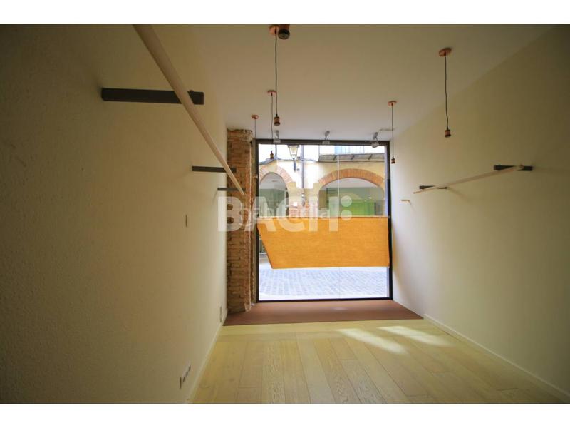 Foto 309b7e97-476f-43c9-a677-b9943c9ba692. Lloguer local comercial a plaza paradís 1 a Centre Vic