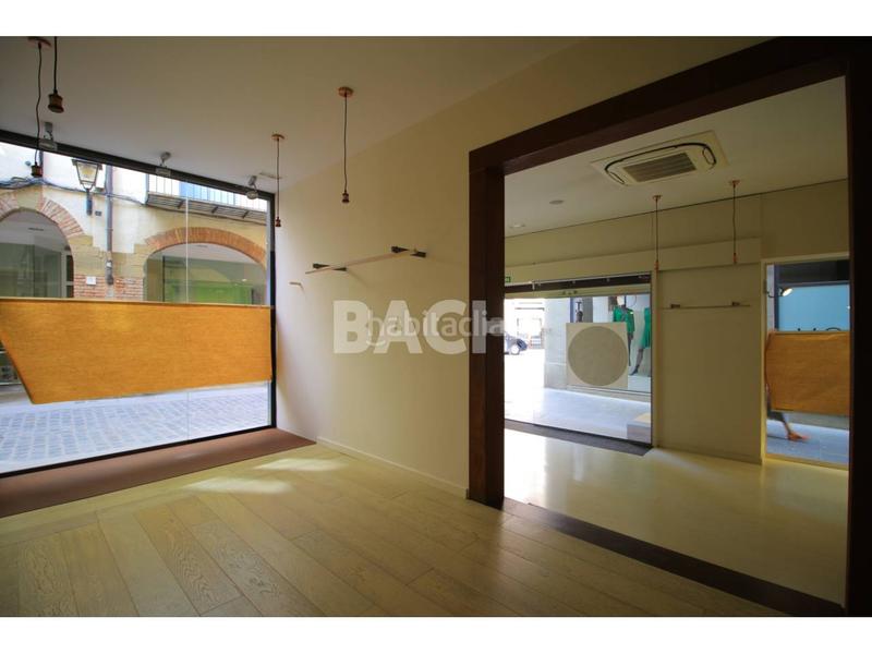 Foto 849cd906-84e8-43ba-9845-32bf9b0abee7. Lloguer local comercial a plaza paradís 1 a Centre Vic