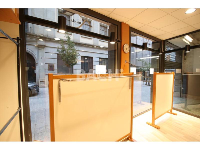 Foto ea971eed-346f-40be-8095-c3e0b8addeed. Alquiler local comercial en sant fidel 8 un escaparate en el centro de todo en Vic