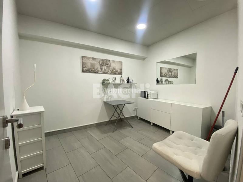 Foto 0a474044-df0a-421d-8abb-d416d4f2ccd5. Location local commercial dans Nord Vic