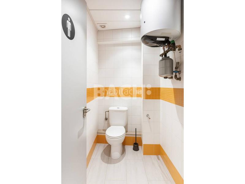 Foto afcc1235-ecd0-46bb-9106-8768c4401aa1. Location local commercial dans Nord Vic