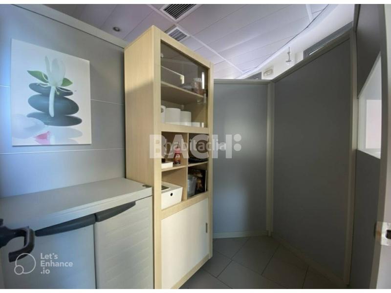 Foto f4543839-14dc-4761-8a83-35a9ead8b5e0. Location local commercial dans Nord Vic