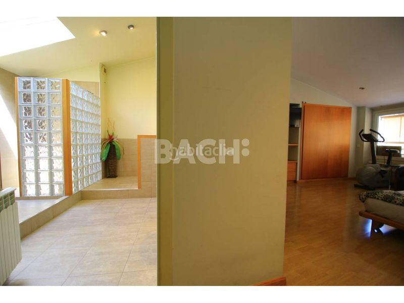 Foto 15c3fe2c-005d-48b0-8383-d3a36f7a15d0. Àtic amb calefacció aparcament a Centre Vic